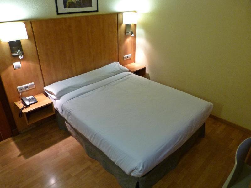 Hotel Avenida Zaragoza Pokoj fotografie